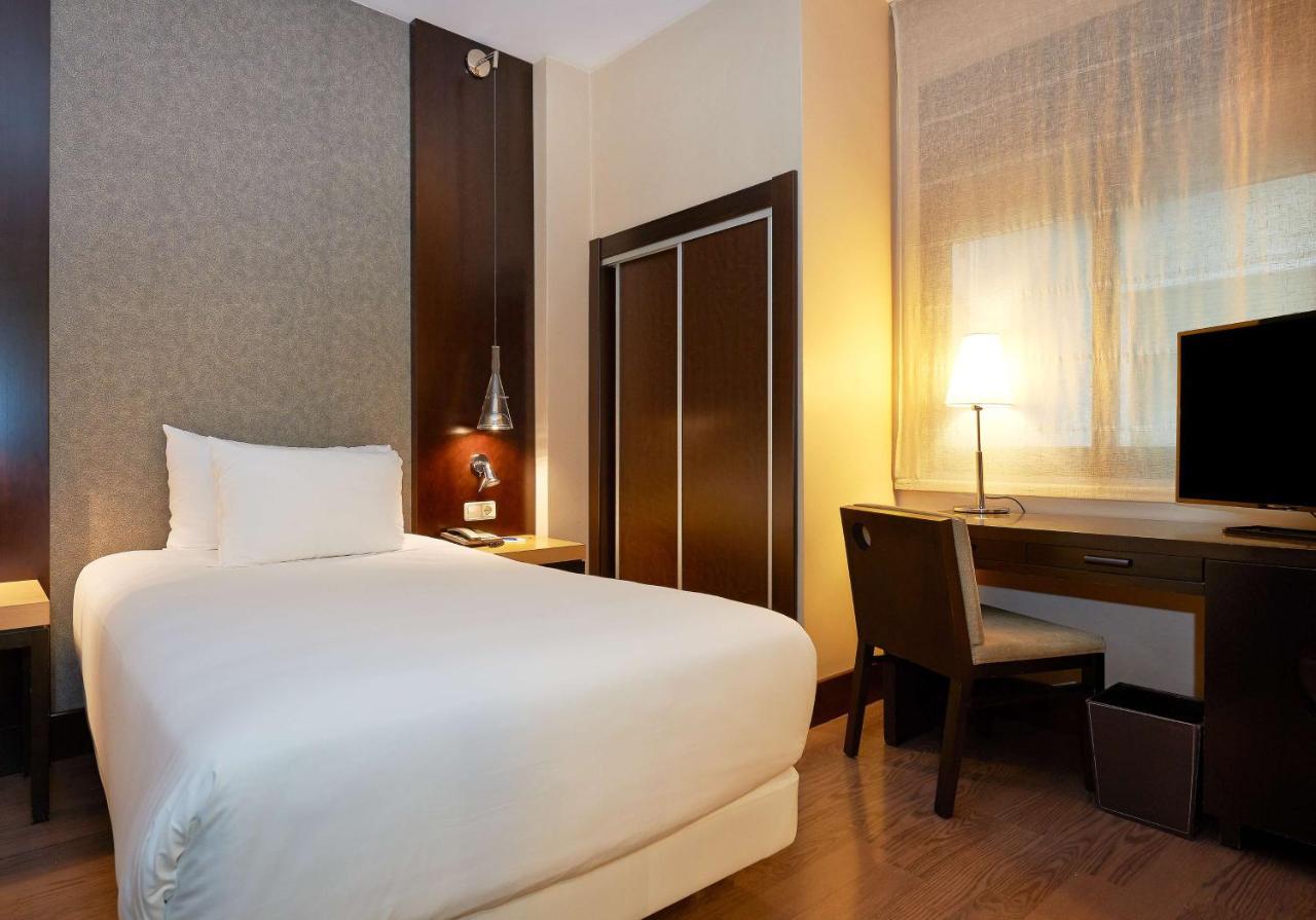 Nh Barcelona Eixample Hotel Екстериор снимка