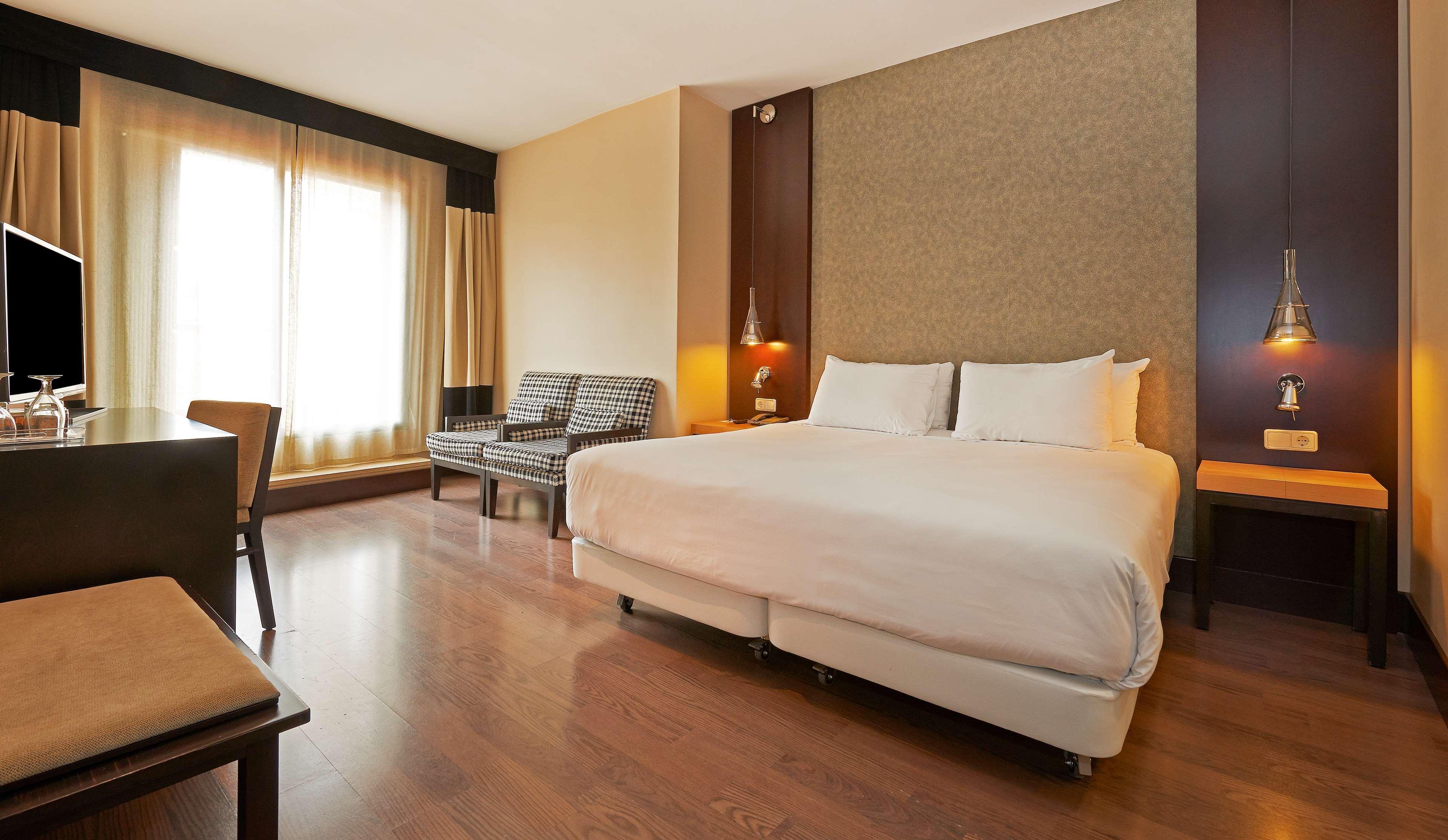 Nh Barcelona Eixample Hotel Екстериор снимка