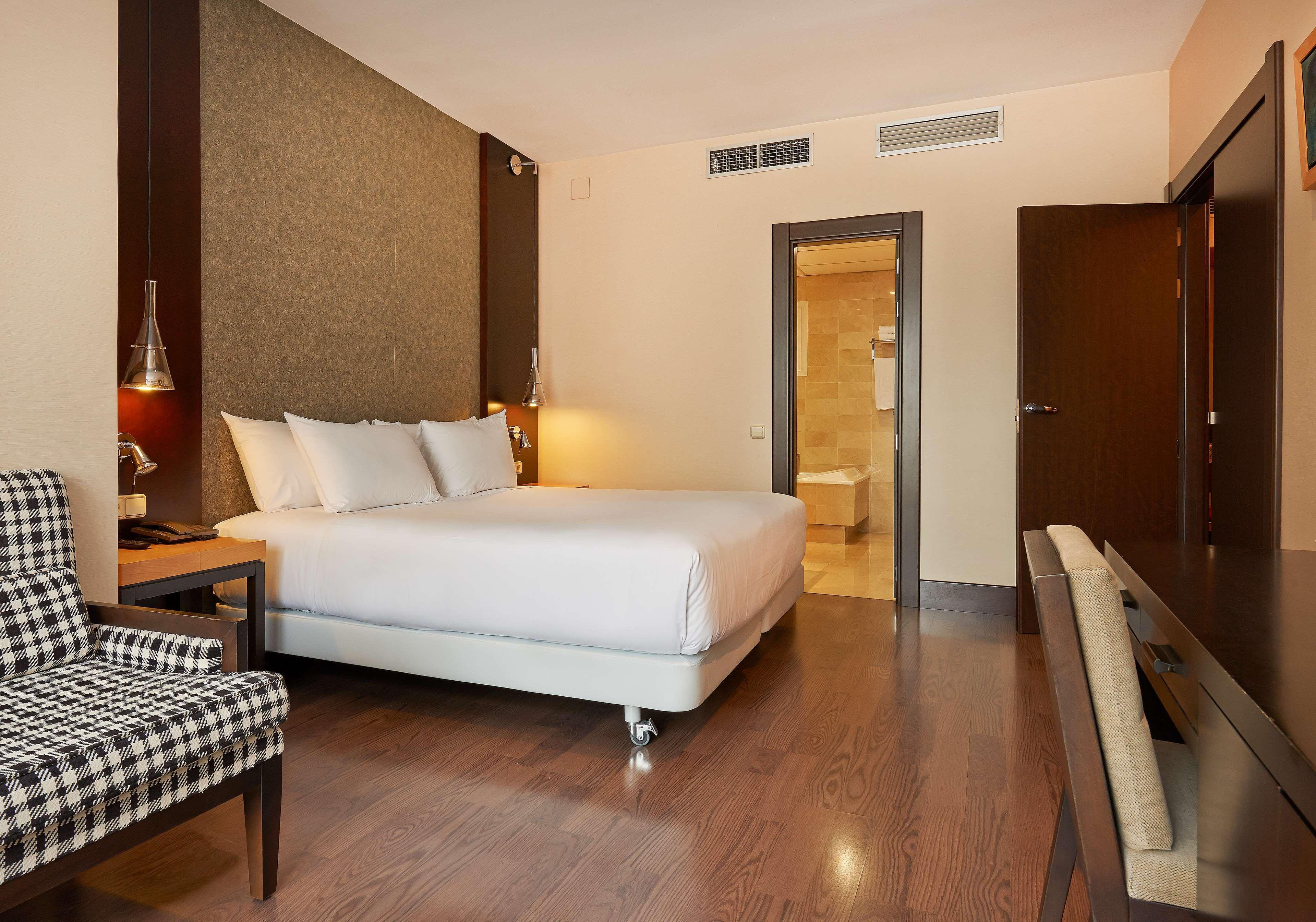 Nh Barcelona Eixample Hotel Екстериор снимка