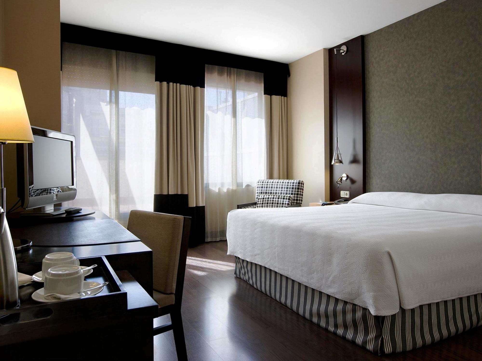 Nh Barcelona Eixample Hotel Екстериор снимка