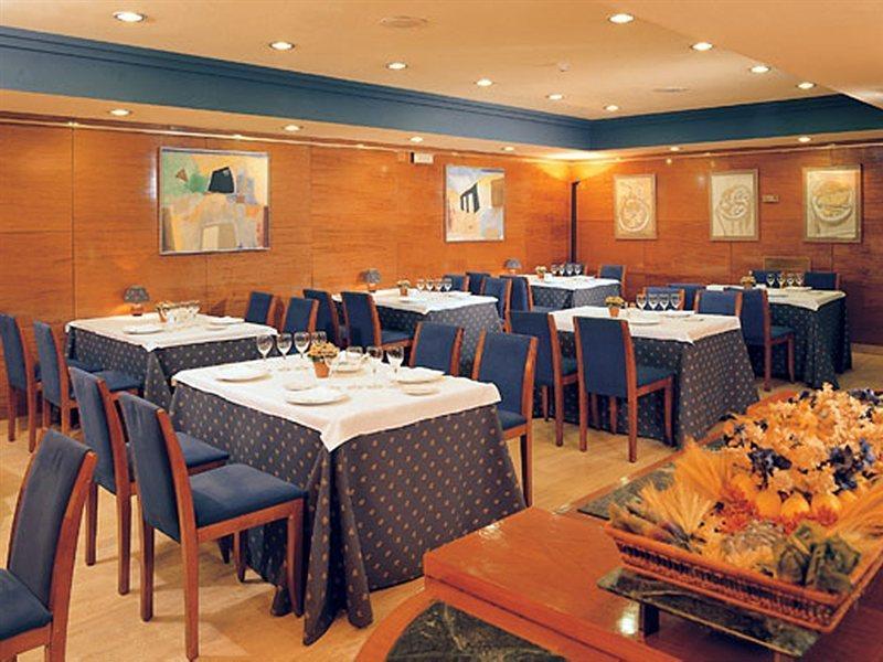 Nh Barcelona Eixample Hotel Ресторант снимка