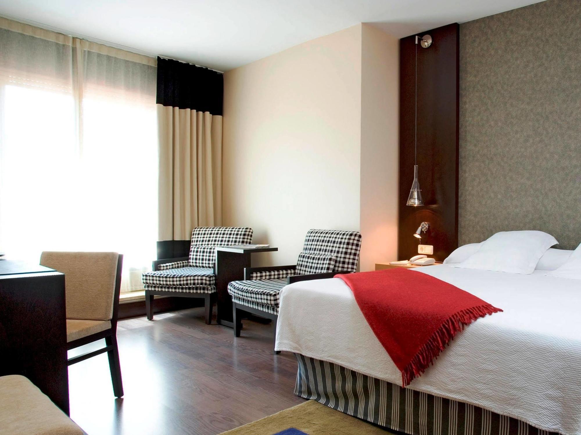 Nh Barcelona Eixample Hotel Екстериор снимка
