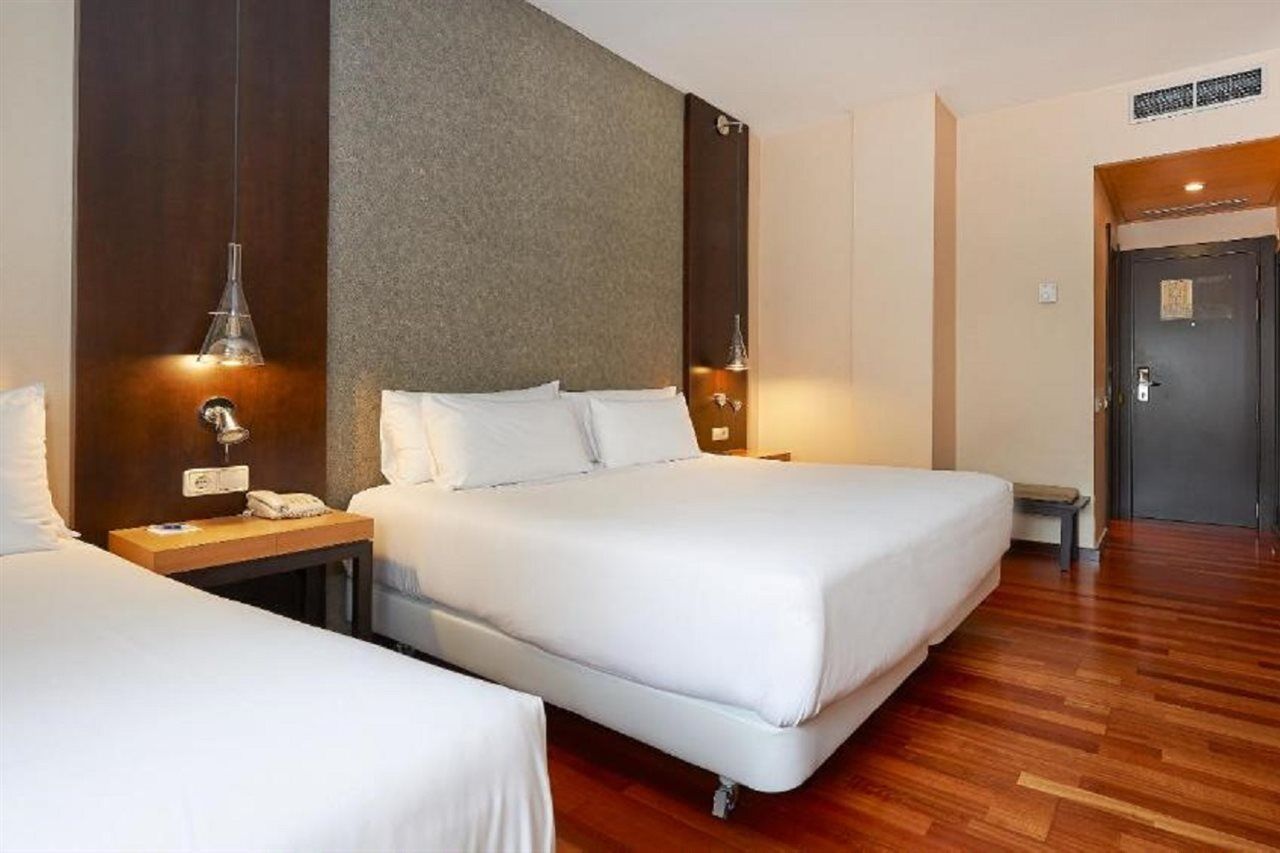 Nh Barcelona Eixample Hotel Екстериор снимка