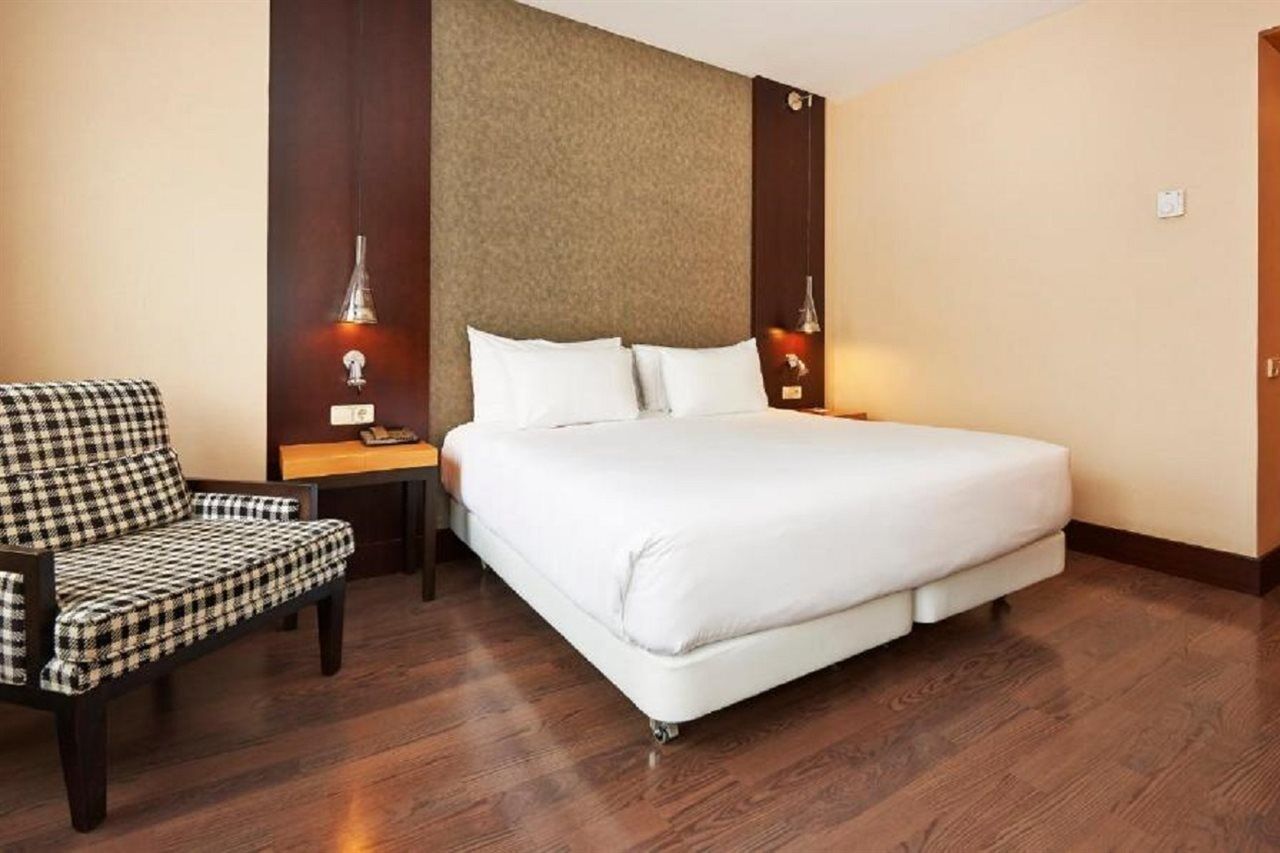 Nh Barcelona Eixample Hotel Екстериор снимка