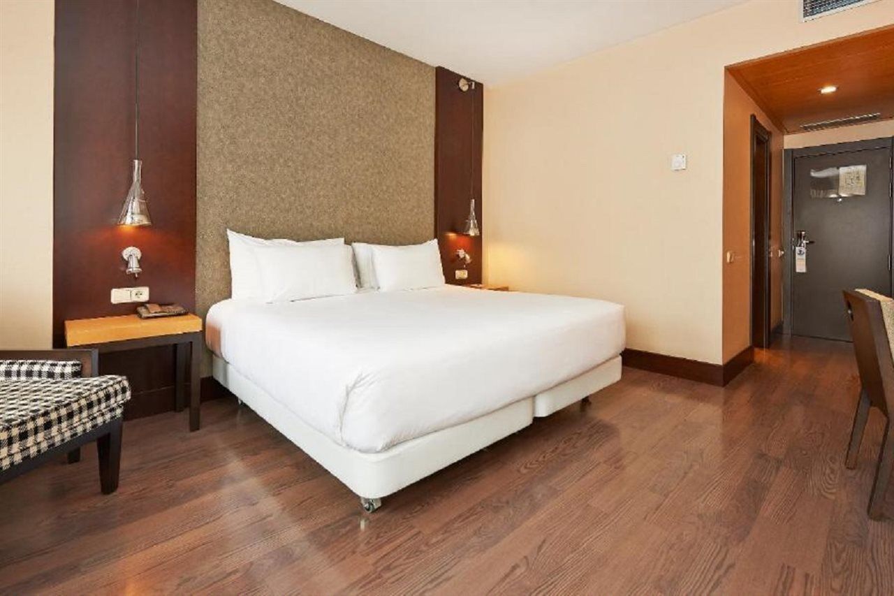 Nh Barcelona Eixample Hotel Екстериор снимка